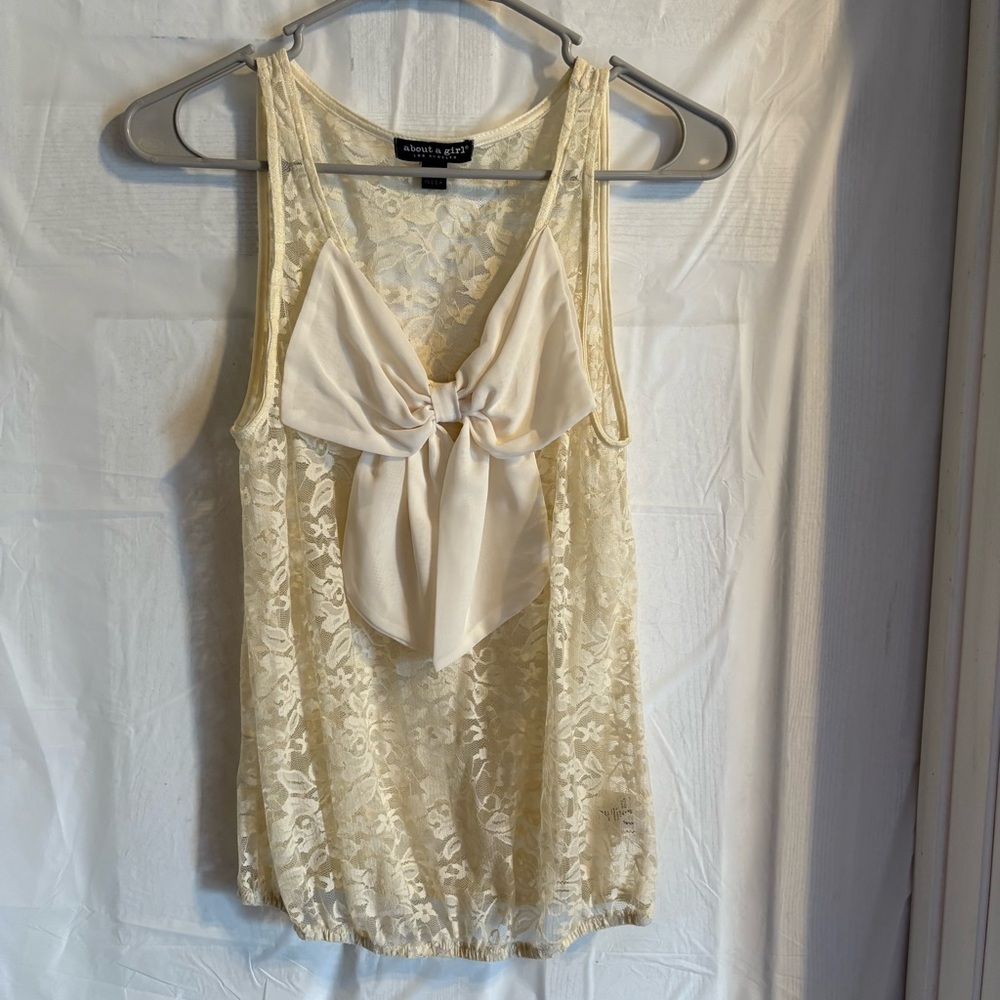 About A Girl Cream Lace Tank Top with Bow Sz Medium Coquette Dollette Victorian‎